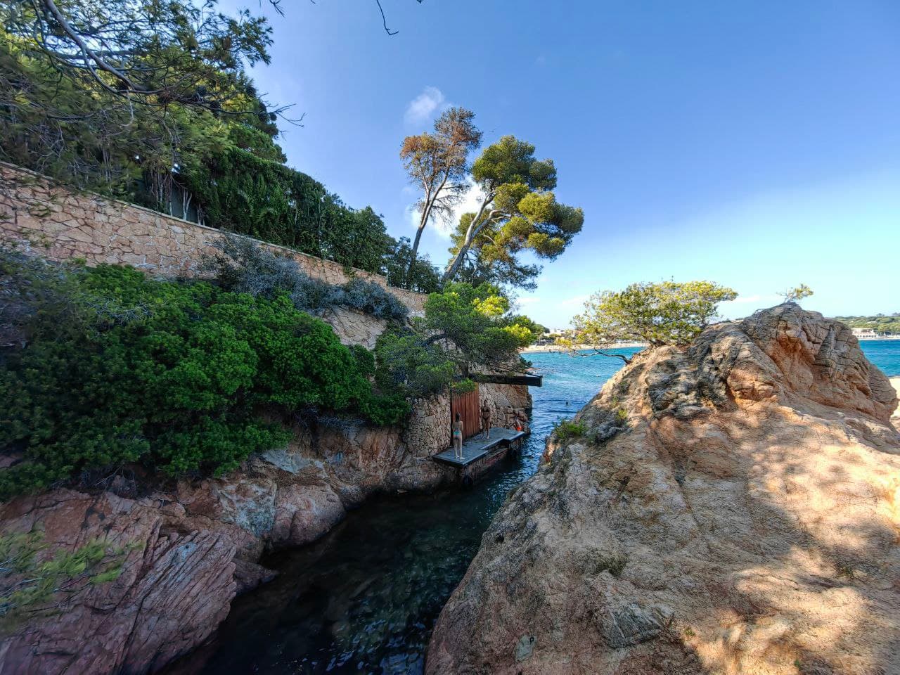 Swim in hidden rocky beach
